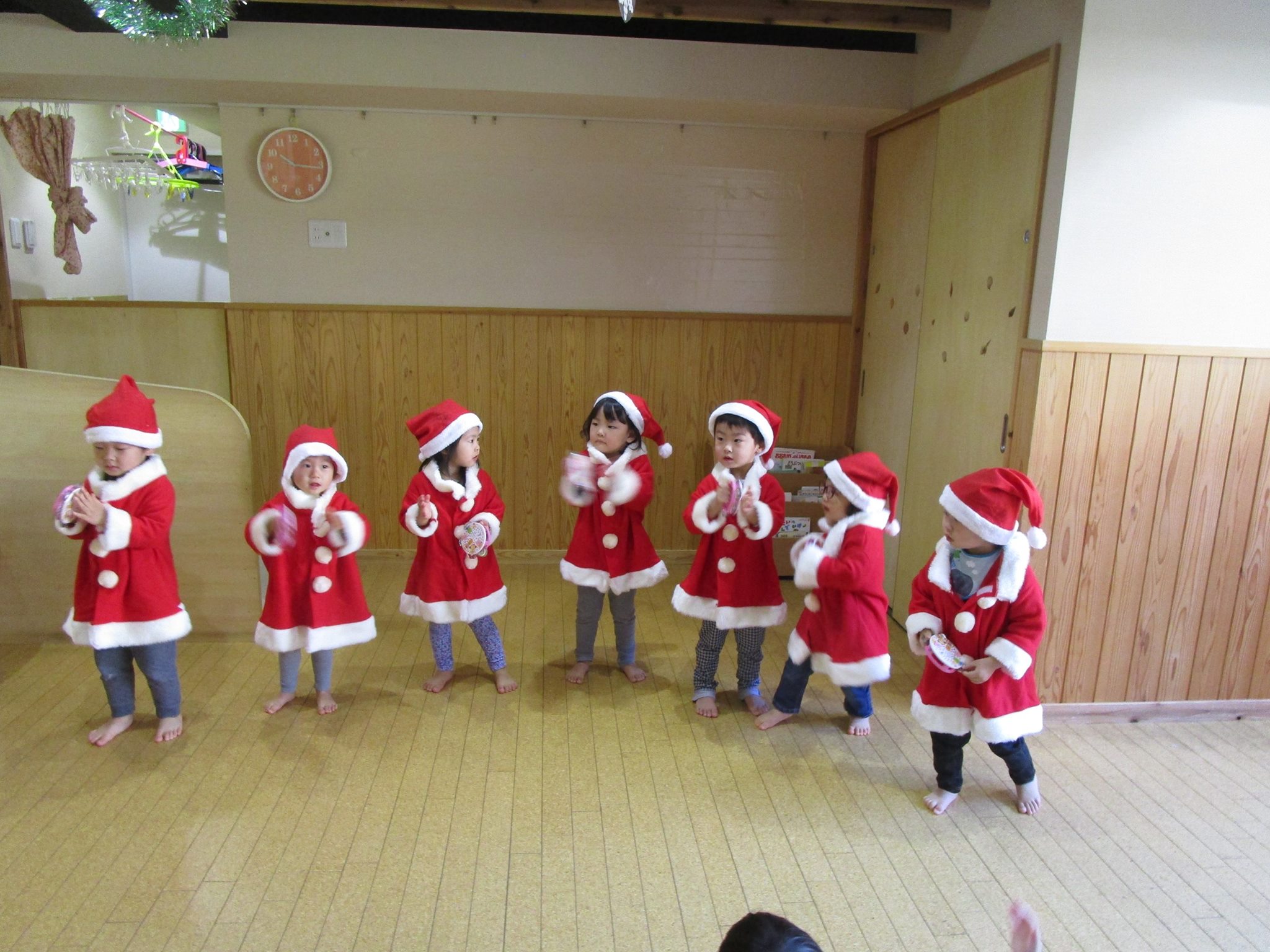 石川台らる保育園 今日12 25はクリスマス らる保育園でもクリスマス会をしました サンタさんやトナカイさんの衣 Facebook
