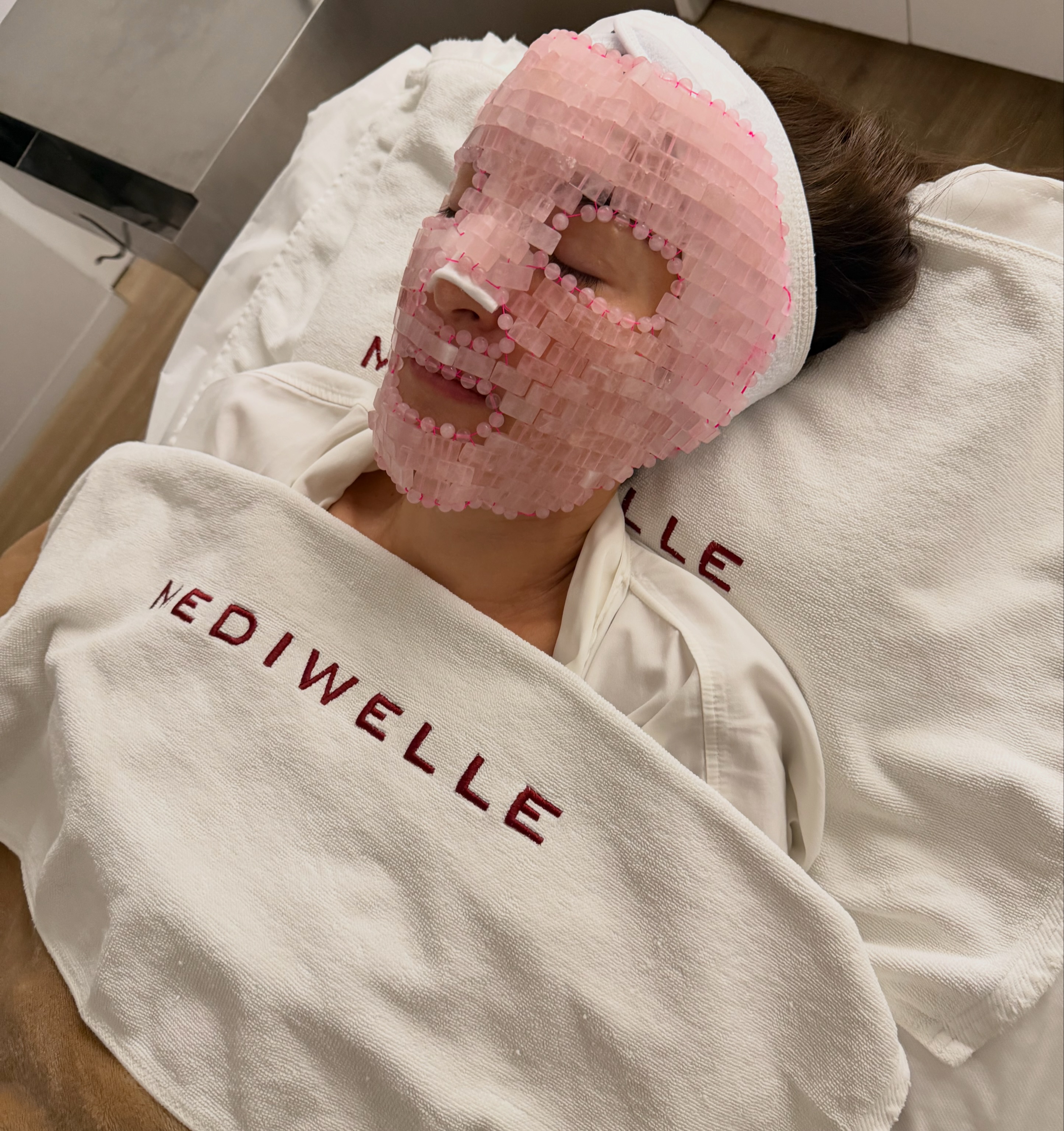 glutathione iv skincaretalk My resting place, nothing better than my usual NAD therapy along with an amazing glass skin facial all at once 😍 @mediwelle collection: facial oils and serums
