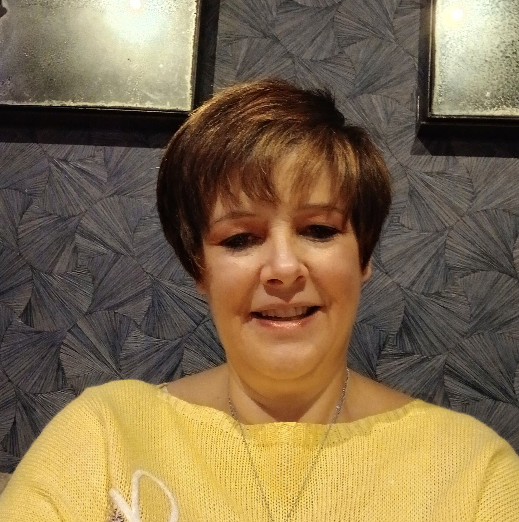 Lieze brak haar been, moest in de rolstoel, ging naar Celine Dion in ...