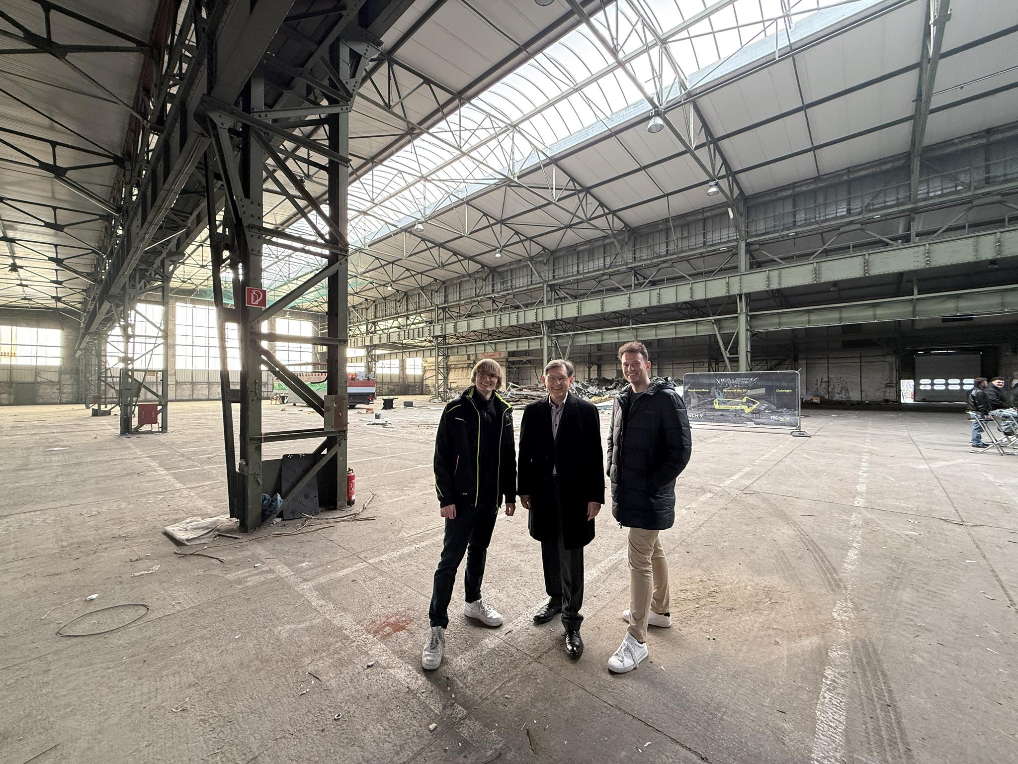 Dr. - Noch steht die große Halle im Funkenbergquartier. Bevor das ...