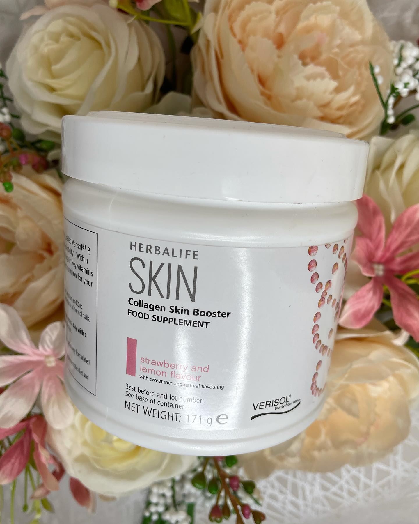 Glutathione is naturally present in the body. So why take it? Because its availability is not always the same. Age, UV exposure, pollution, stress and lifestyle factors can influence the levels of