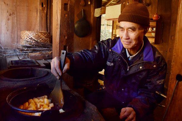 徳島新聞社 - ＃徳島いいね 「上勝町 家電なしで生活する中村修さん」 テレビに冷蔵庫、洗濯機、自動車もない。月々の電気料金は基本料金に加え ...