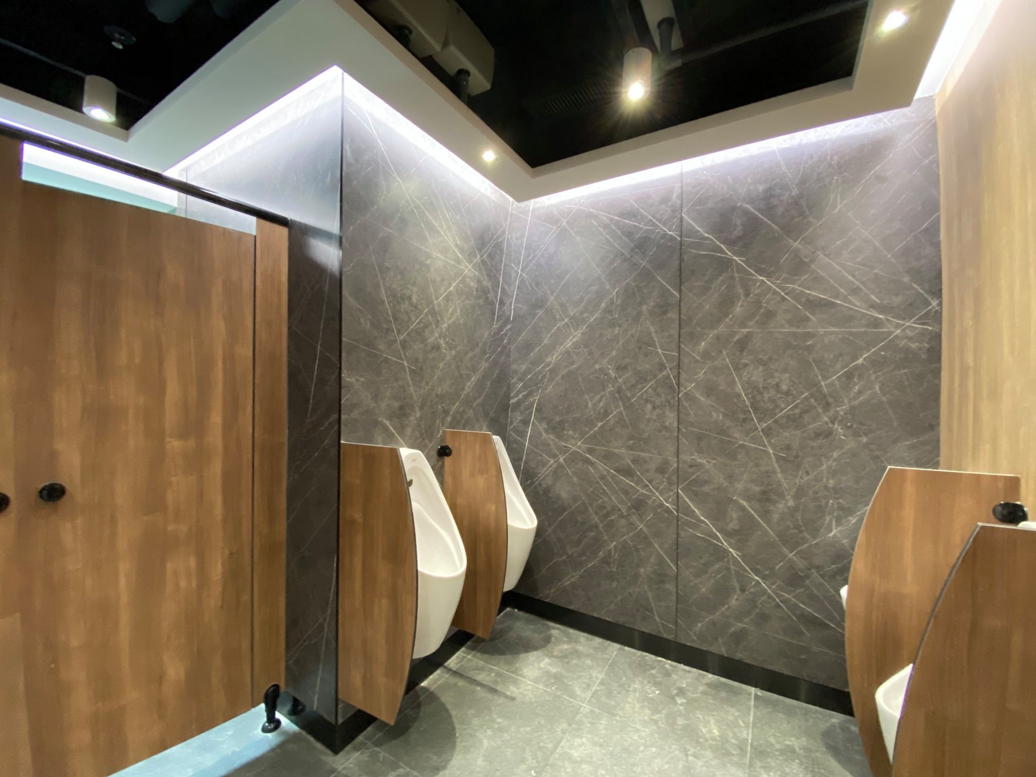 Formica 台灣富美家 - 廁浴煥然一新！【富美家® 火立克®+】為你達成 適用於居家與商業空間，...