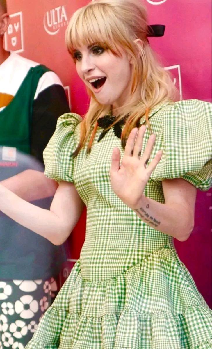 hayley williams green dress 💚💛 #hayleywilliams #paramore hayley williams outfits 2000s