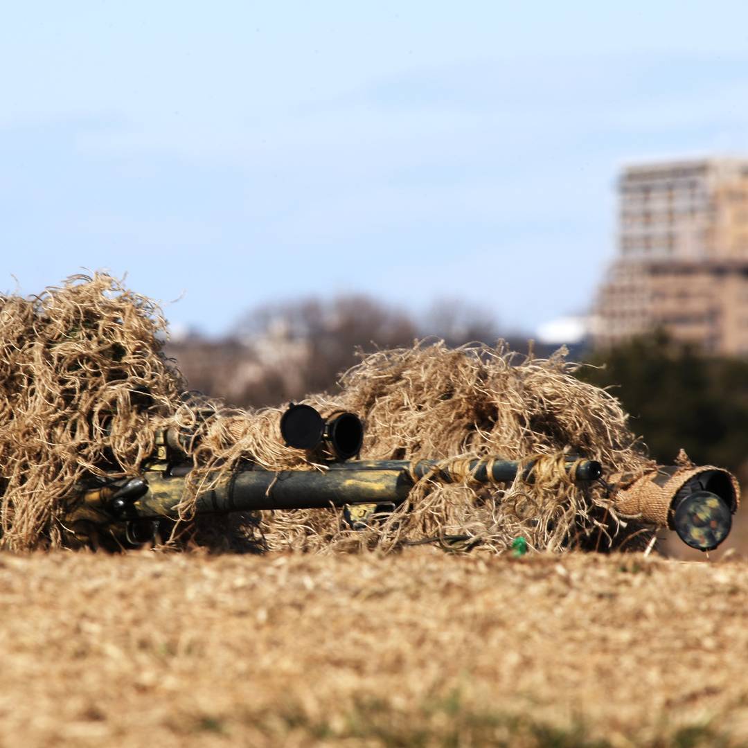 陸上自衛隊 Japan Ground Self-Defense Force - 「2つの視線」 射撃のために身をひそめる狙撃手と観測手 #狙撃 ...