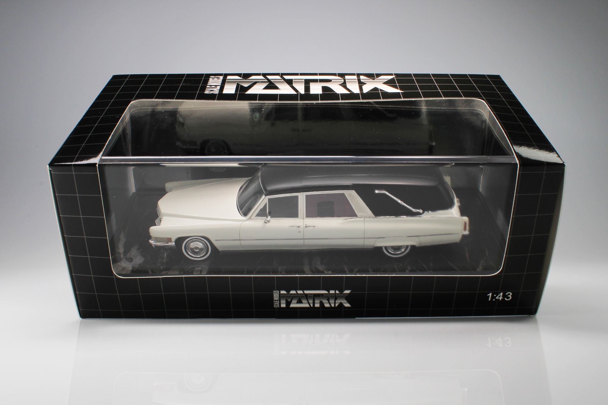 No11ミニカー1/18箱ありCadillac Superior Crown 1970 Cadillac Superior Crown Sovereign hearse in 1:43 scale