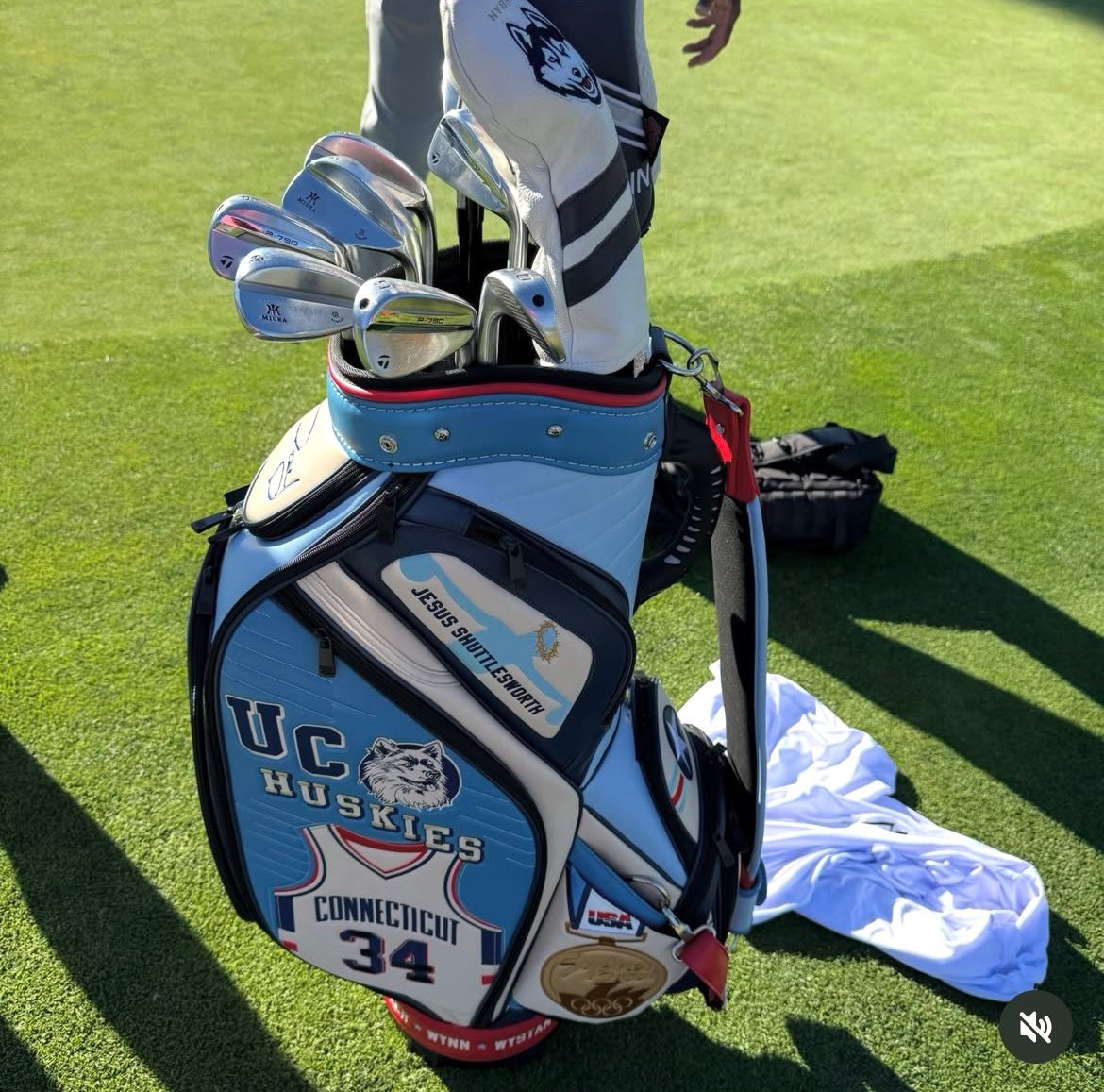 Thank you @kyle_lowry7 @customsevens for this incredible golf bag