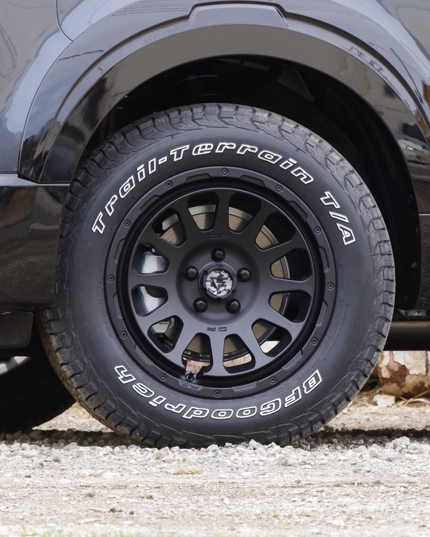 新型デリカD5 デルタフォースオーバル 17inch BFグットリッチ トレイル
