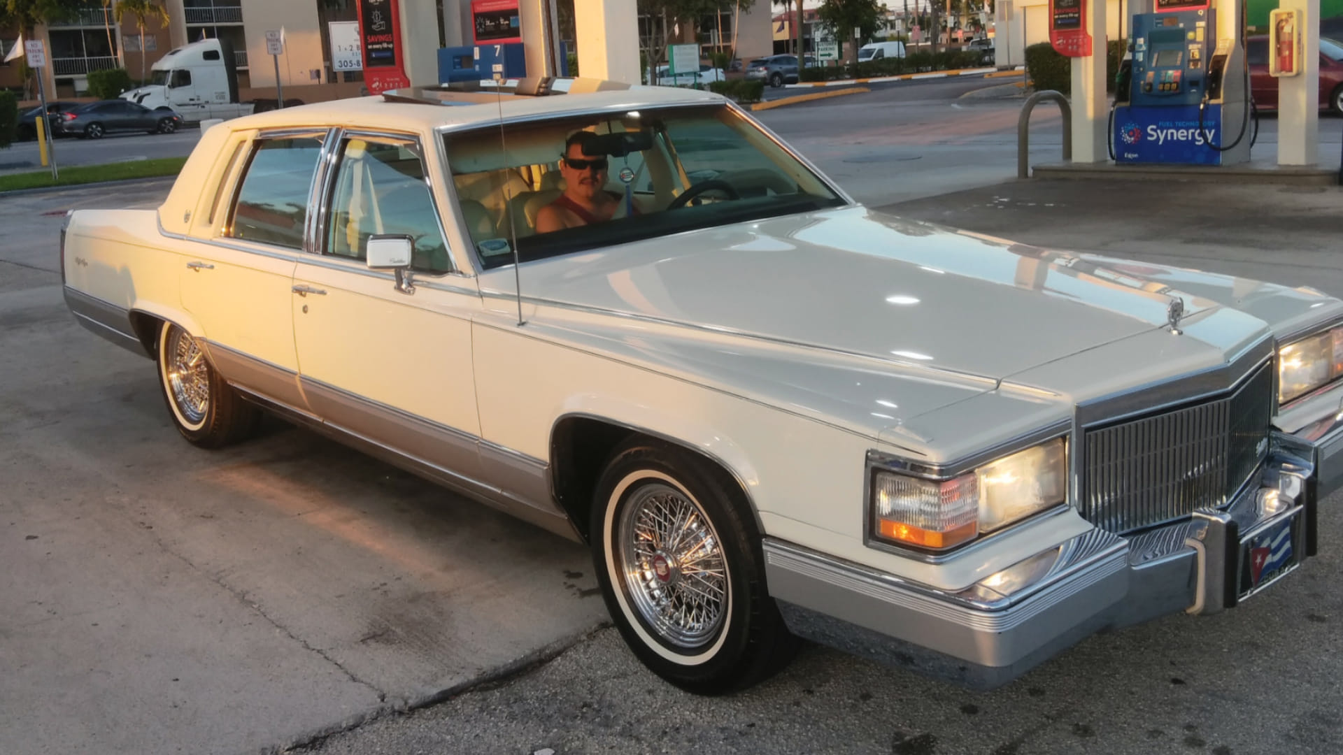 My 1991 Cadillac Brougham d'Elegance 5.7 VS a 1991 Lincoln Town