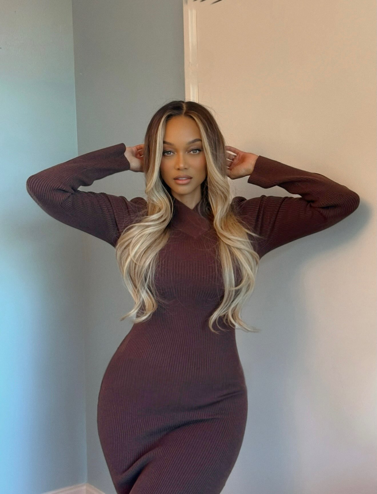 long brown sweater dress In my feed recently, I was talking to you guys about #ProjectRunway, but you only got to see her, this pretty dress, from the waist up. So here she is… Top Size:6XL embroidered with quality beads parisian style GANNI Black Dress Puff