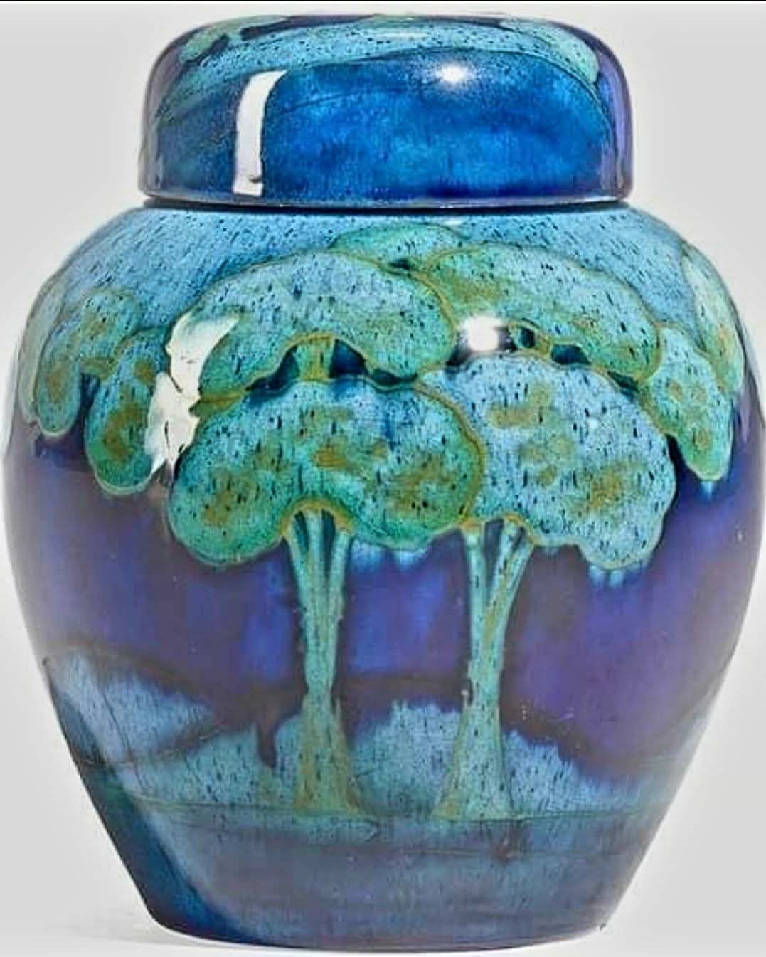 moorcroft イングランド英国王室御用達アールヌーヴォーフラワーベース Moorcroft Co English ginger jar with moonlight blue glaze