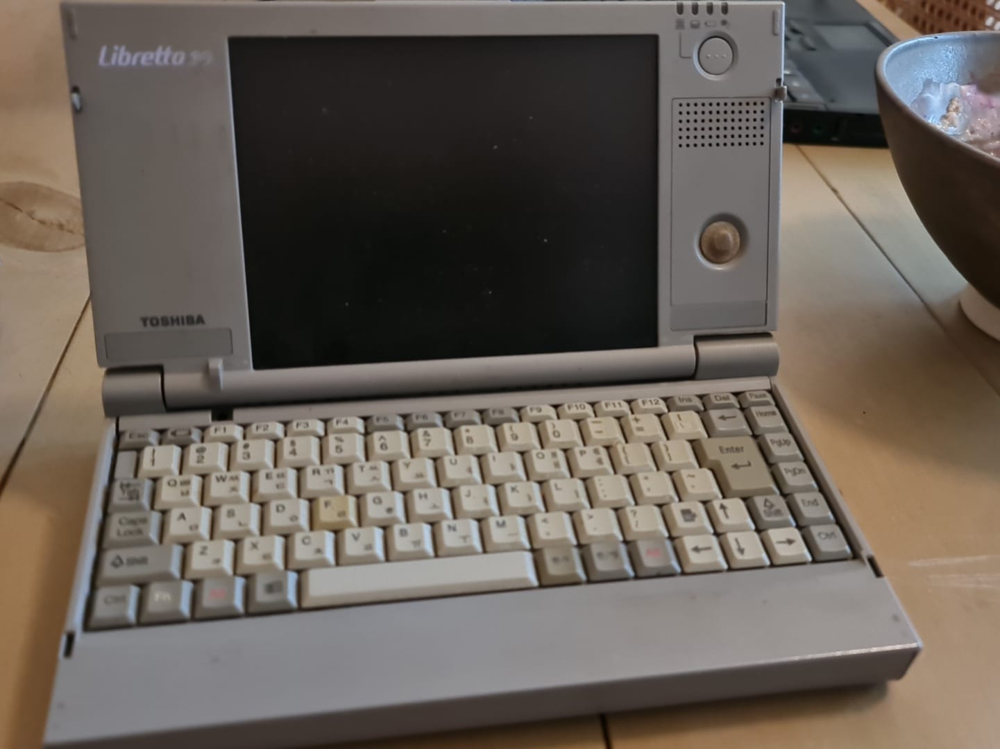 Toshiba Libretto laptop boots up Windows 95