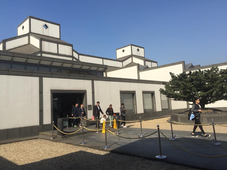 中華歷史文化藝術交流協會 - 參觀博物館內五代越窯秘色瓷蓮花碗和宋真珠舍利寶幢，先後成為了蘇州博物館最知名的鎮館之寶。...