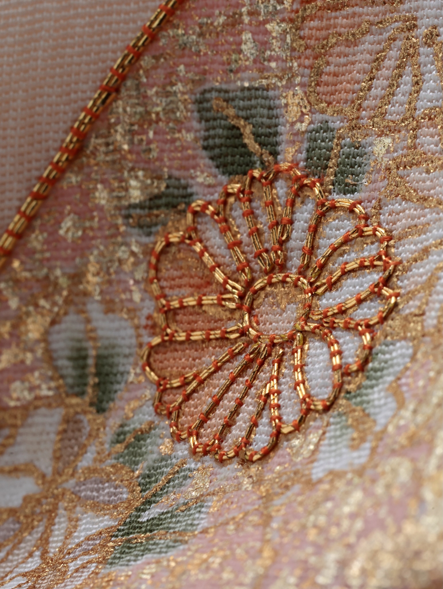 扇子に紐］訪問着 細部の拡大写真です。刺繍、金彩、挿し友禅 