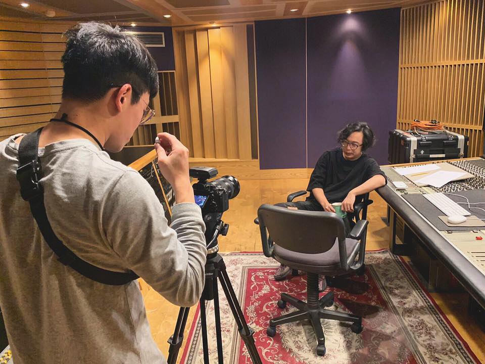 老闆表示：「為什麼沒人跟我說⋯幫藝人錄音前還要先採訪🤦🏻‍♂️」... - Chill Entertainment 奇洱文創