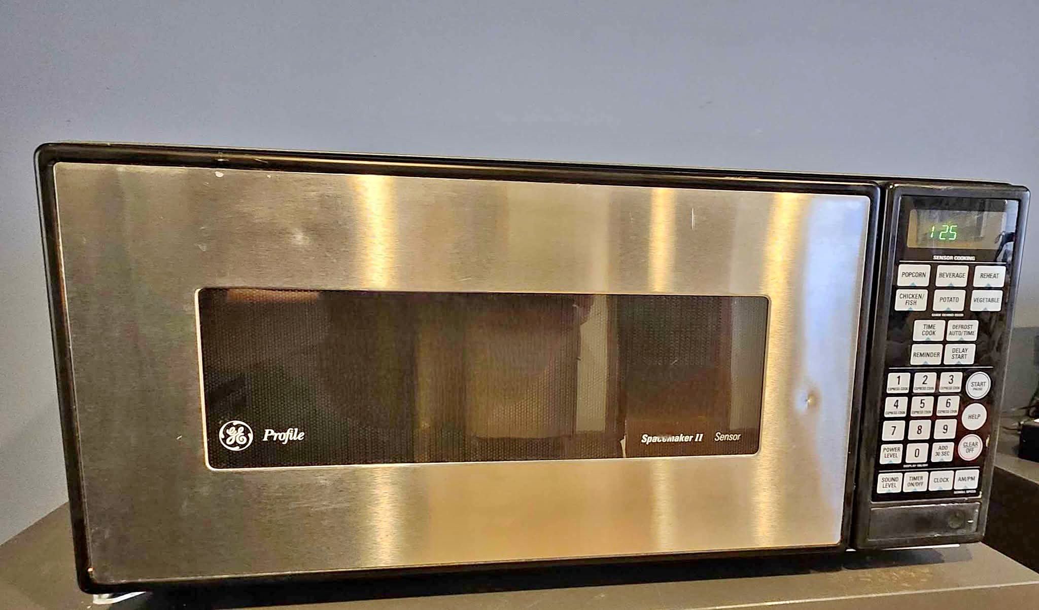 GE Profile Spacemaker II® .9 Cu. Ft. Capacity Microwave Oven ...