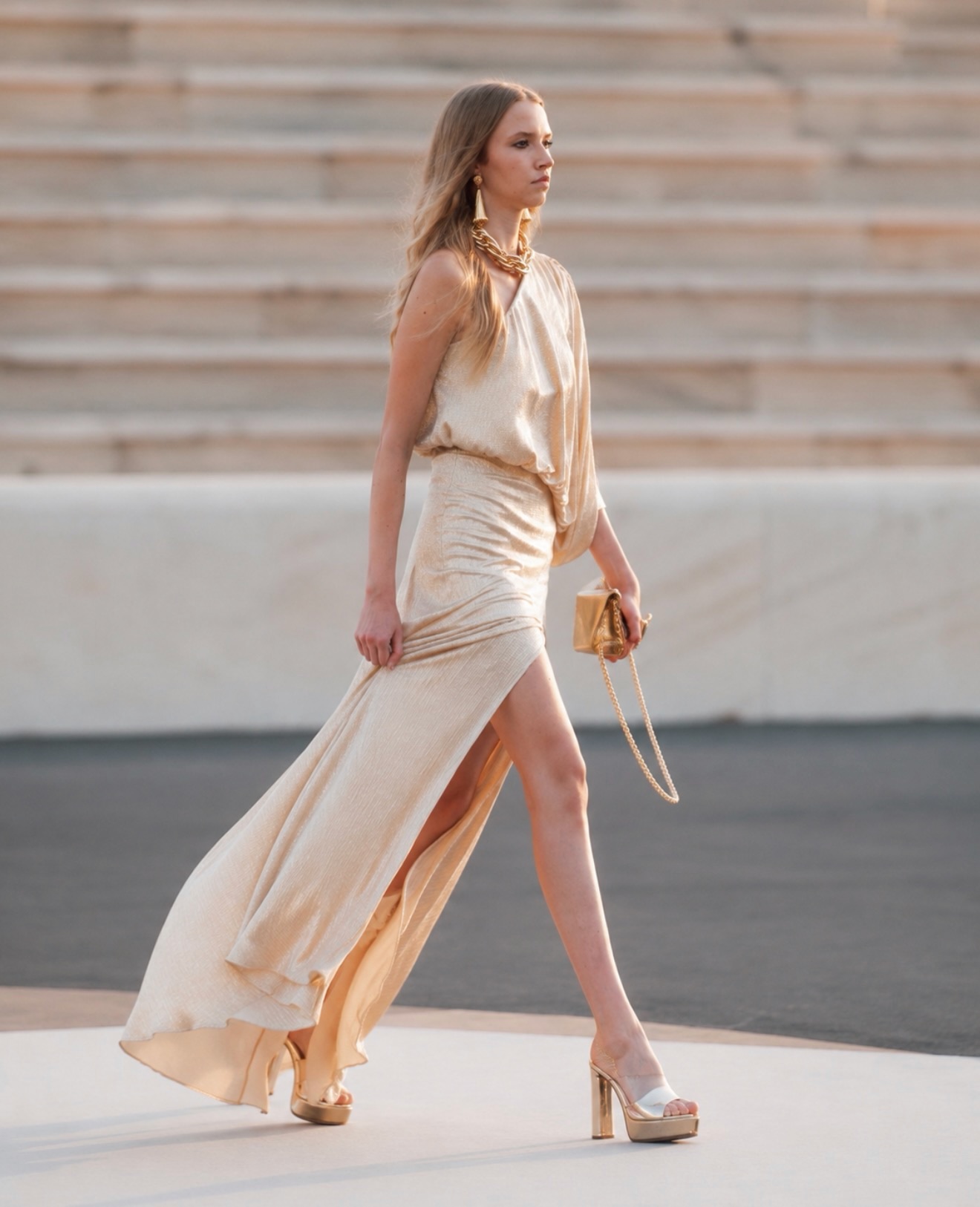 A flowing metallic champagne dress, oversized gold jewelry, a chic clutch and elevated heels create the perfect balance of effortless elegance and modern luxury. #parisvaltadoros