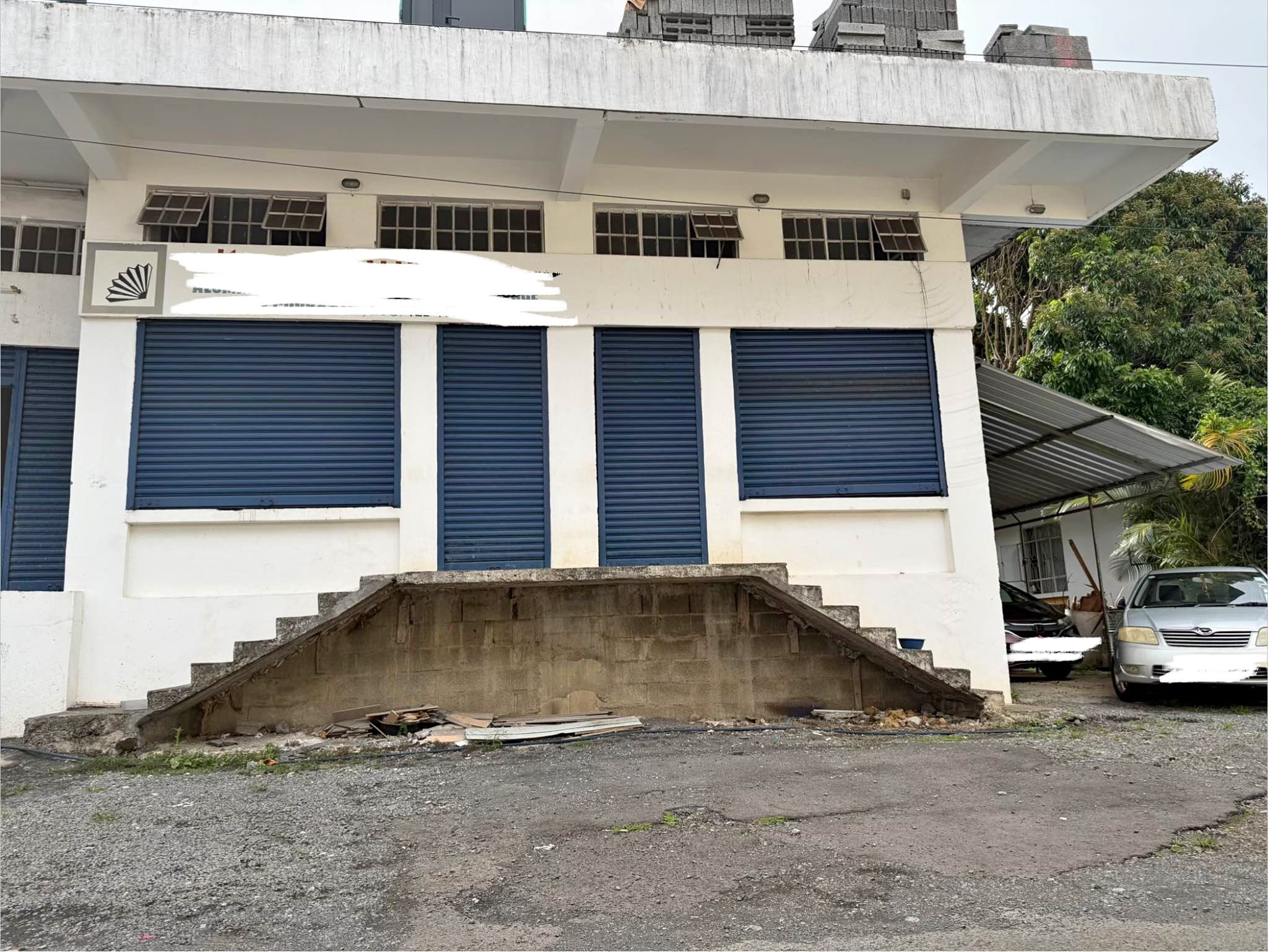 Batiment commercial(2 slot available) a louer. Location: Bon Accueil ...