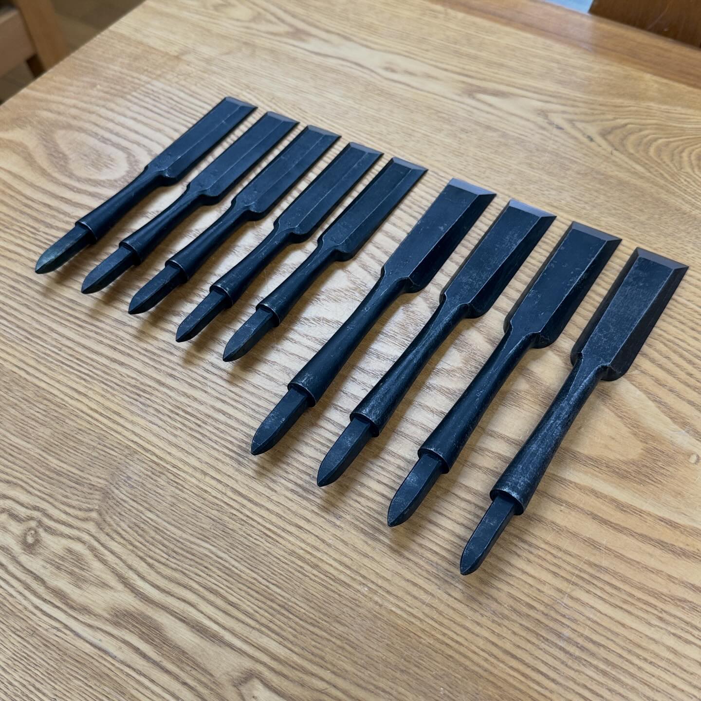 大工道具の曼陀羅屋への入荷。 大内作、叩8分と山蟻鑿、これから柄入れ 