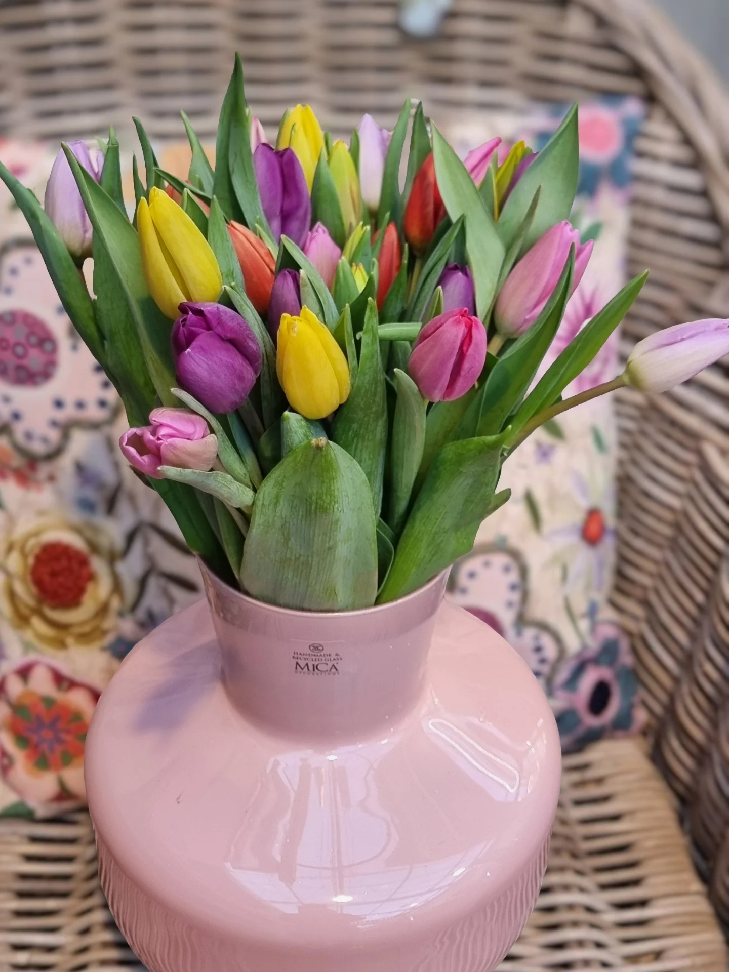 🌷 Für Zuhause, das sich nach Zuhause anfühlt. 🌷 Tulpen bringen genau dieses Gefühl mit sich! Ob frisch geschnitten, blühend im Topf oder täuschend echt in unecht– sie machen Räume sofort ein