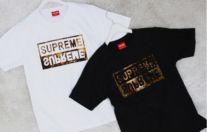 Splendid_88 - Supreme เสื้อยืดคอกลม สกรีนชื่อแบรนด์ ลวดลายสีทอง บริเวณ ...