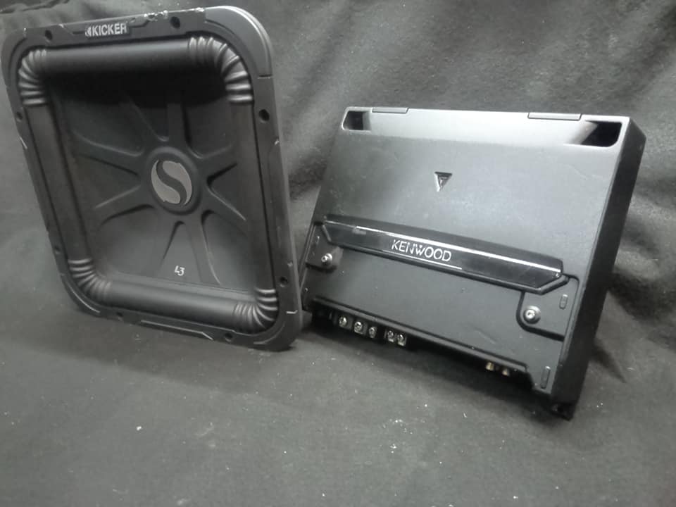 KIT BASS KICKER SOLOBARIC L3 CON AMPLIFICADOR KENWOOD CLASE D 500W RMS