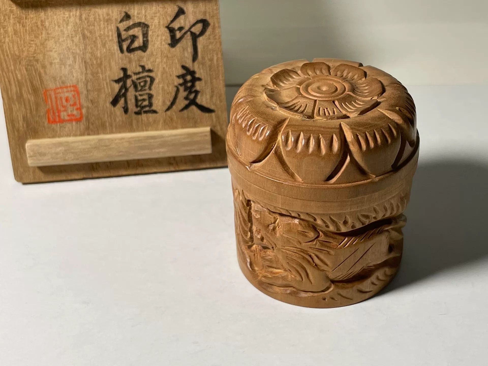 香合　印度白檀 香合印度白檀老山檀紋路均勻細緻醇厚甜奶香手工雕刻香道茶道尺寸：約
