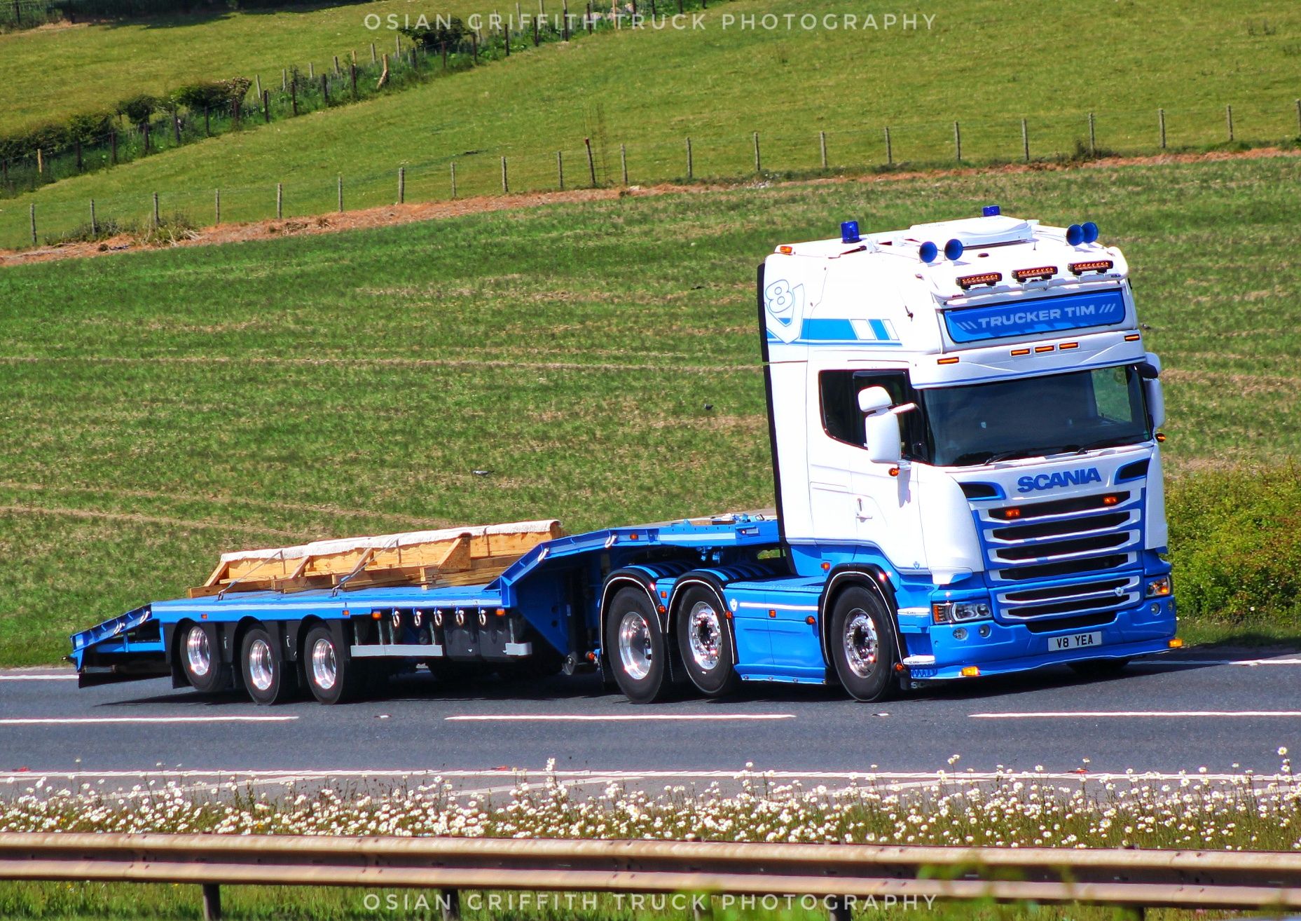 Osian - Trucker Tim R Series pictured on the A55🏴󠁧󠁢󠁷󠁬󠁳󠁿 today. V8 YEA ...