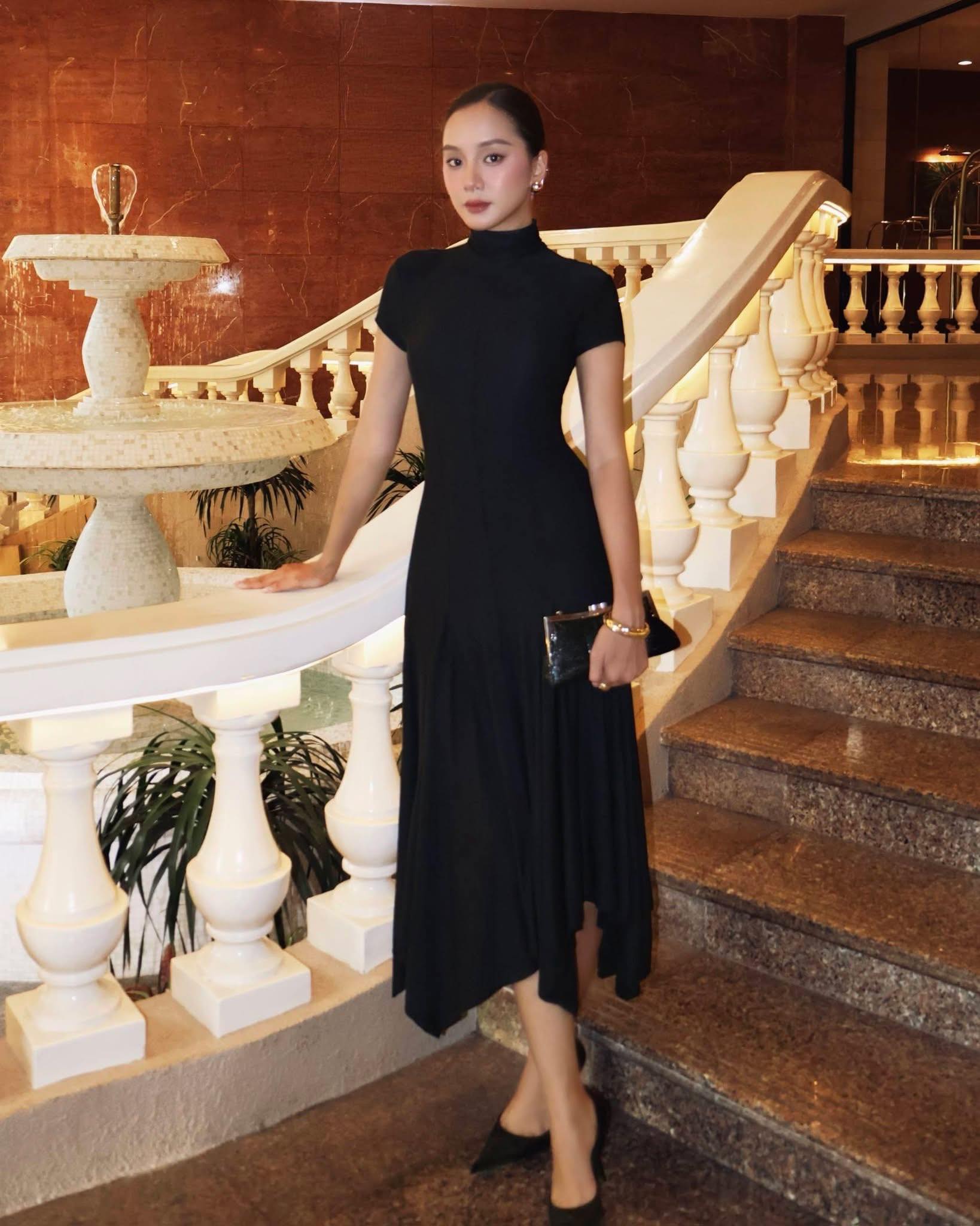💥A timeless black dress designed to sculpt and flow. Minimal high neckline, smooth fitted bodice, and a graceful flared hem — elegant, powerful, and effortlessly refined. Perfect for evening events, formal dinners