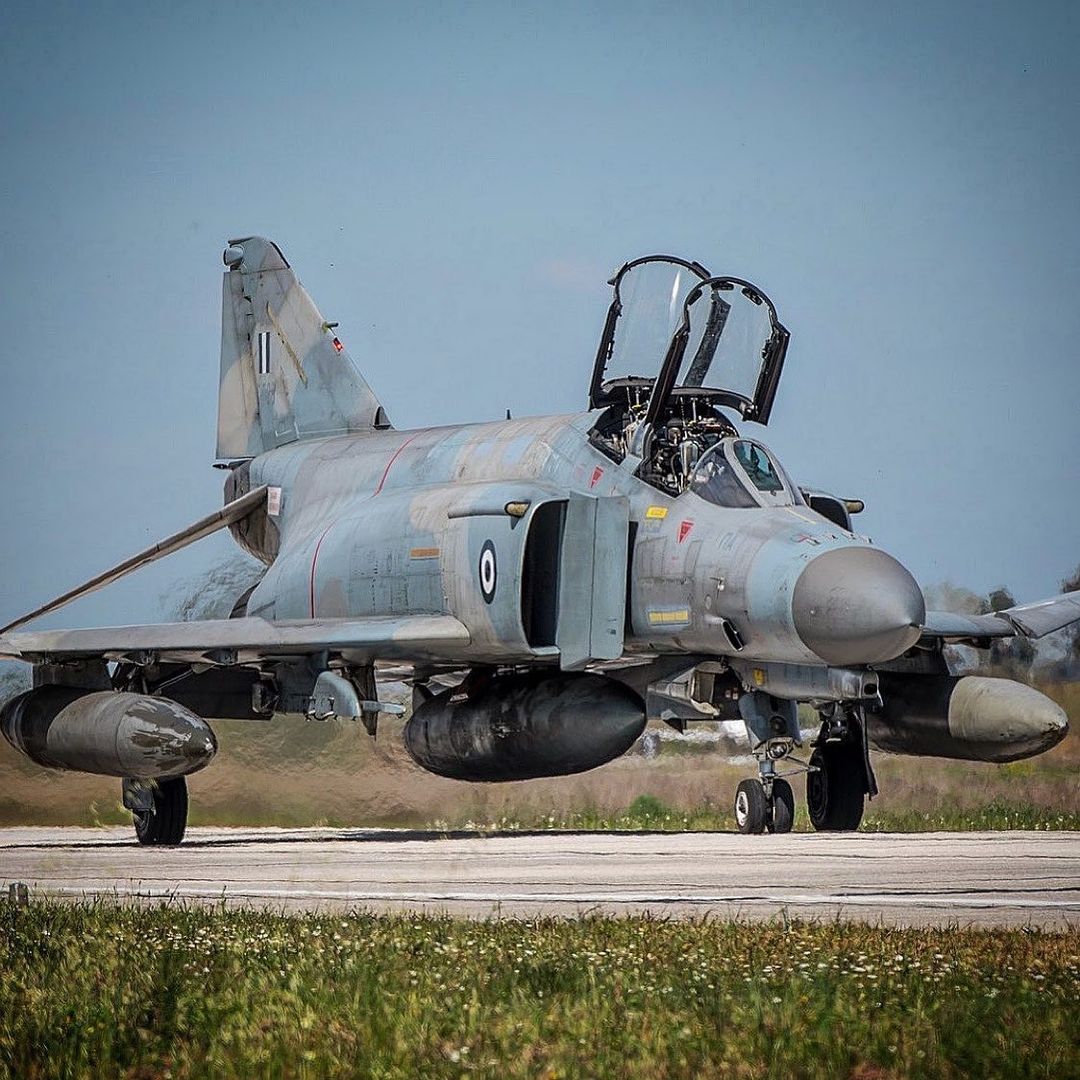 F-4 Phantom II pictures and article. By Tony Holmes. Combat