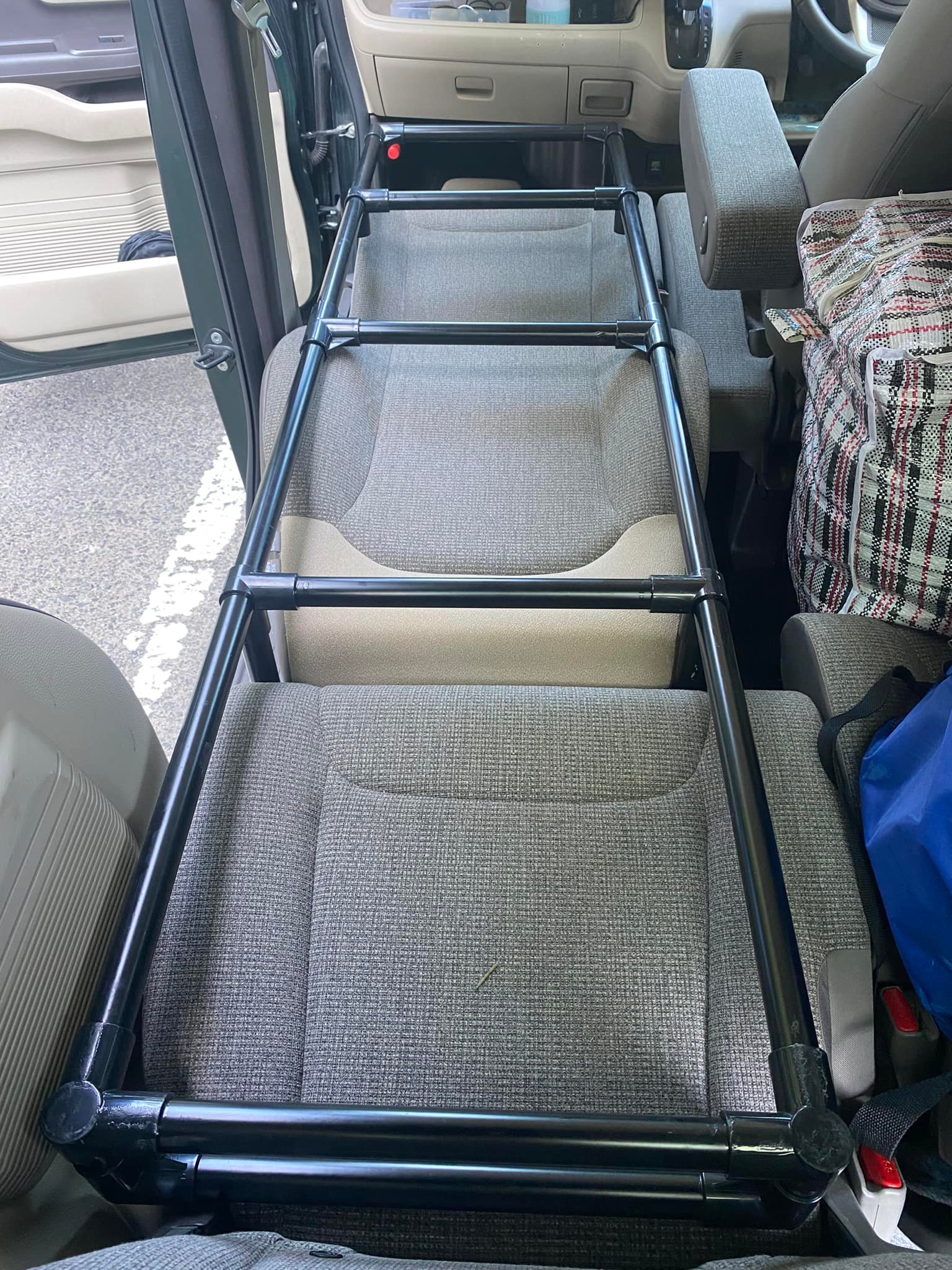 NBOXを車中泊仕様へ。 イレクターパイプとスノコでベッドを作りました。