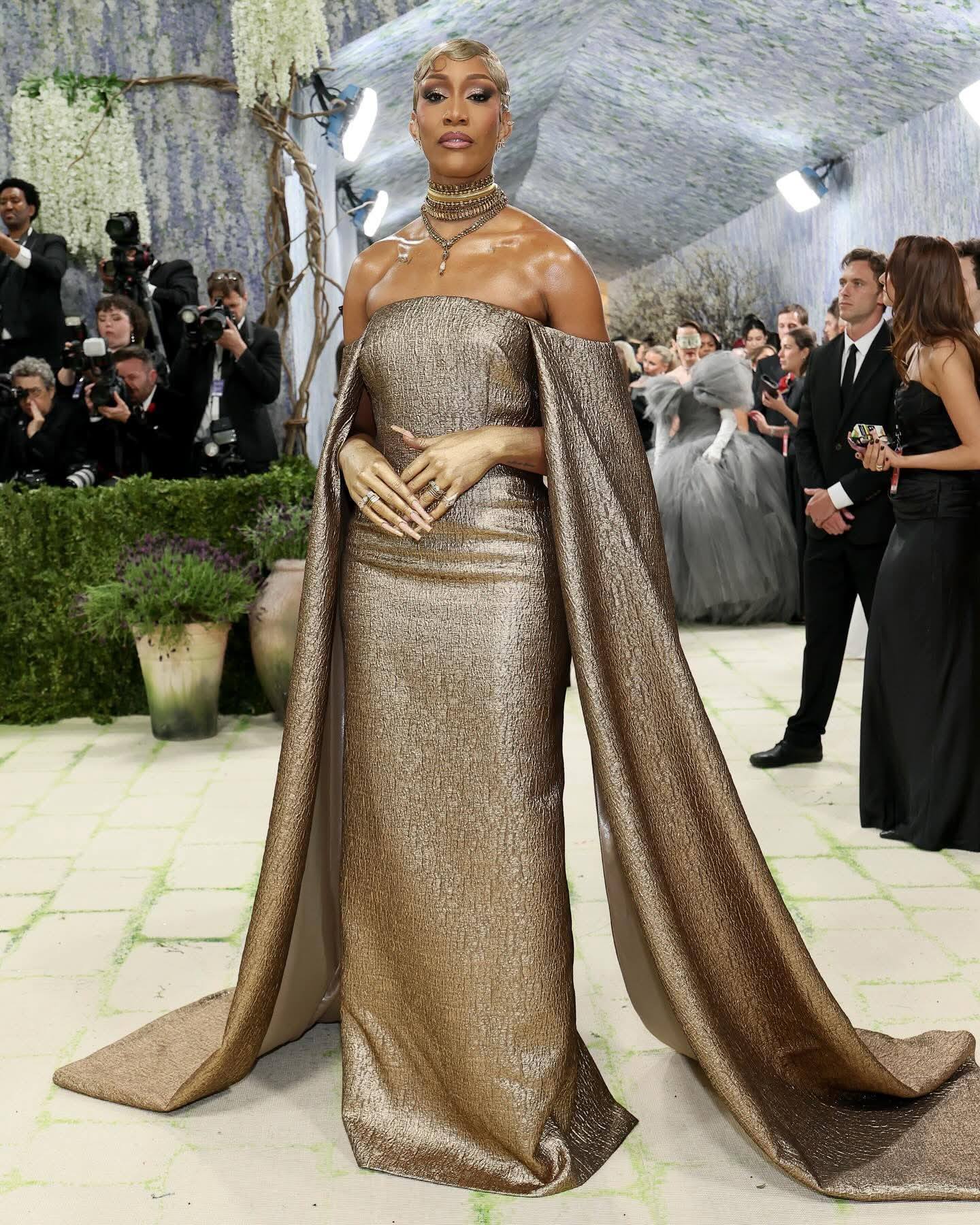 M'VP A'ja Wilson hits the carpet dripped in gold as Co-Chair of the 2026 Met Gala. 🔥🔥 Thoughts?