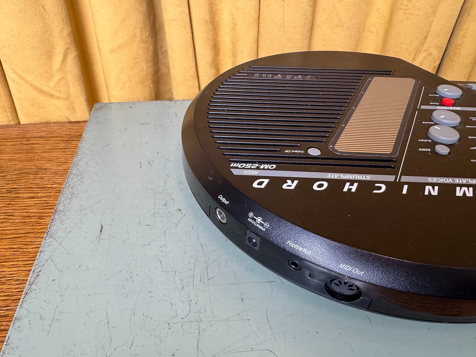 Suzuki Omnichord OM-200m in excellent cosmetic, fully functional  display picture 1
