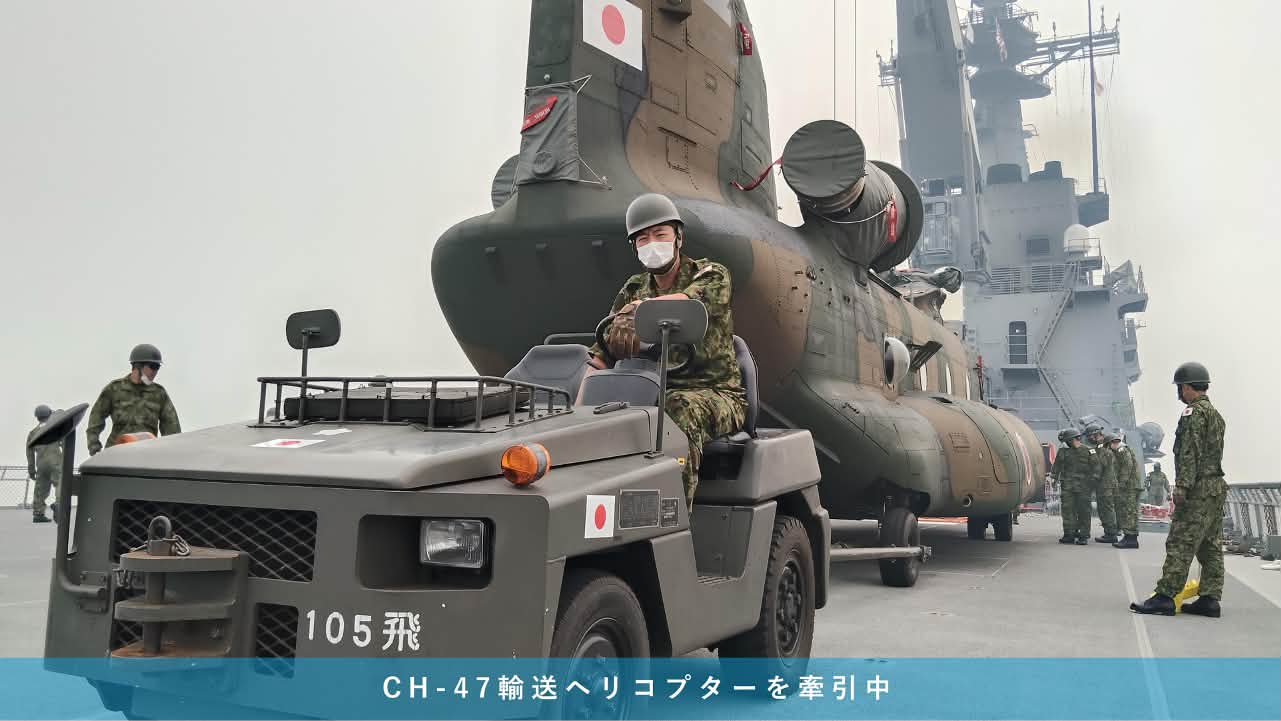 防衛省（Japan - 海上自衛隊 礼装 夏服 幹部用（写真左）、礼装 夏服