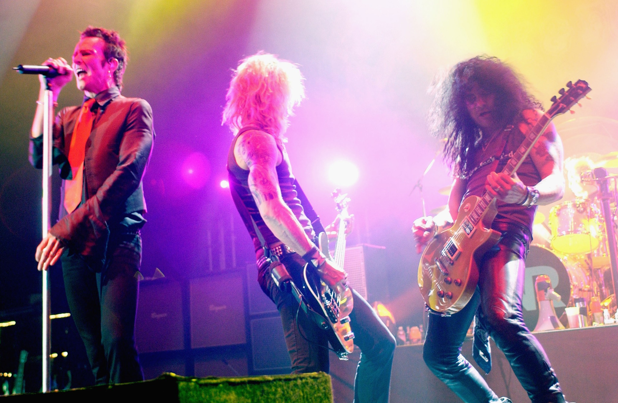 Velvet Revolver performs at Hard Rock Cafe in NYC, 2005
