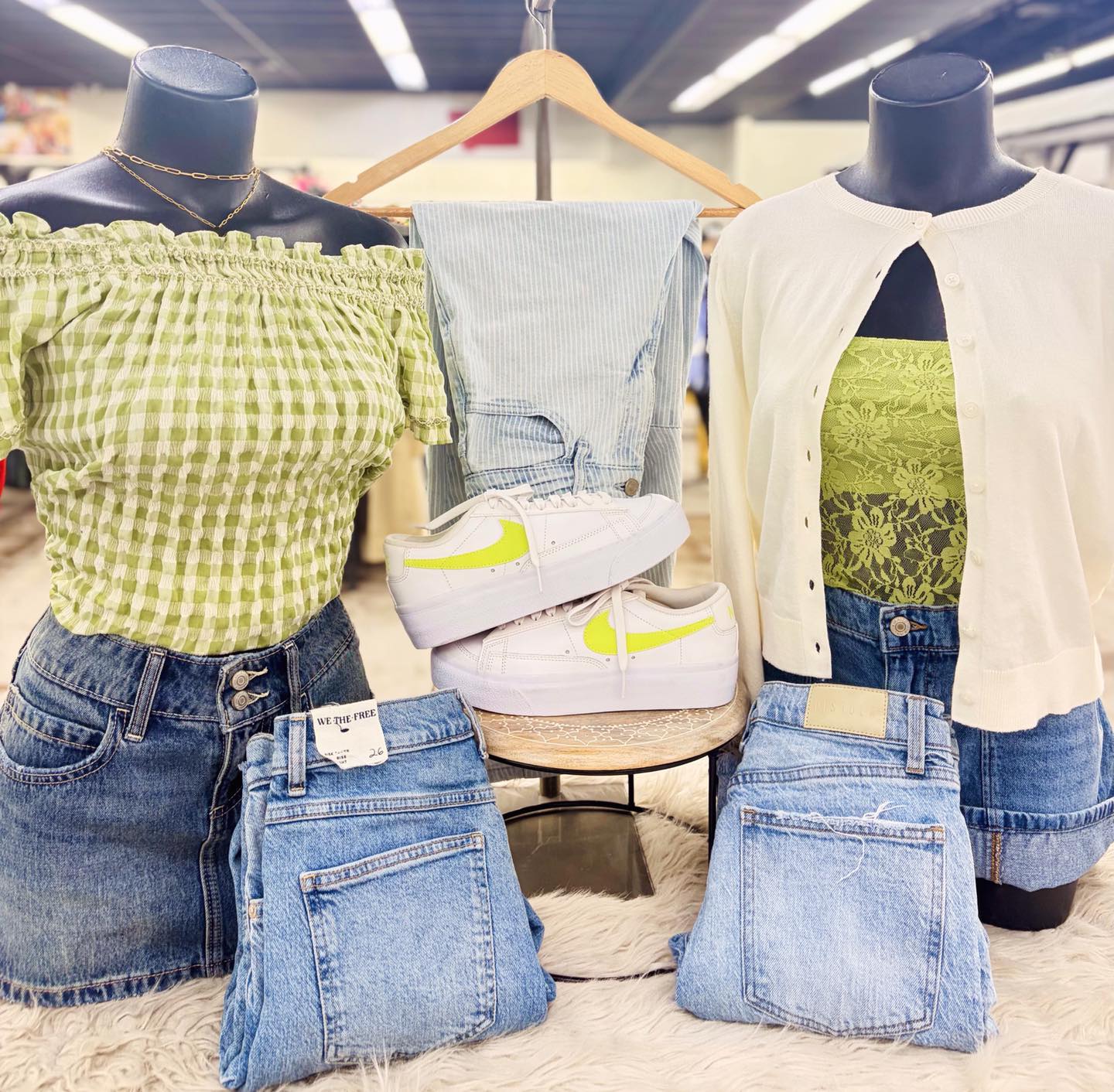 Loving this green for spring ??? Gingham top medium// 8.00 