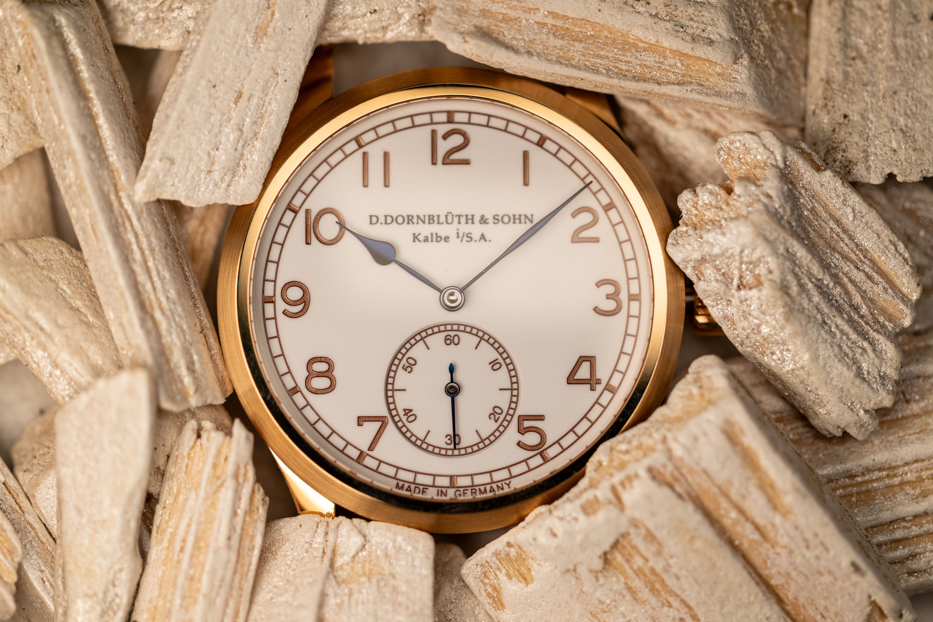 Our Q-2010.1 features a white ceramic dial with rose gold-tone