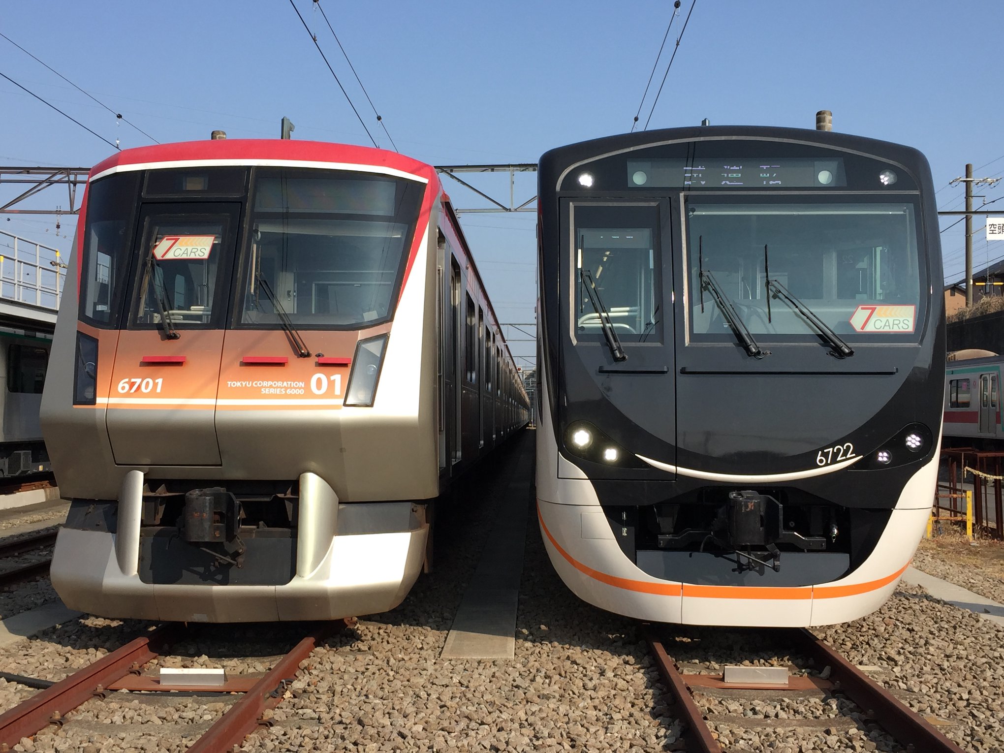 新型車両2020系デビューに向けて中吊りポスター用の絵を描いて