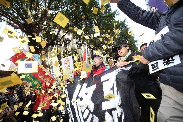蘇煥智 - 《把關，才正要開始！》 勞基法今天早上修法通過，勞團撒冥紙抗議。不過修法通過後才是真正把關的開始！ 其中被指控為造成「過勞」最關鍵 ...