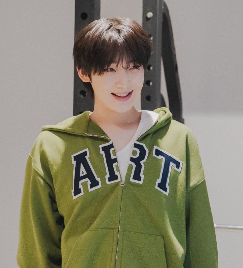 sunoo's wearing keshi world tour merch distressed requiem hat 🥹