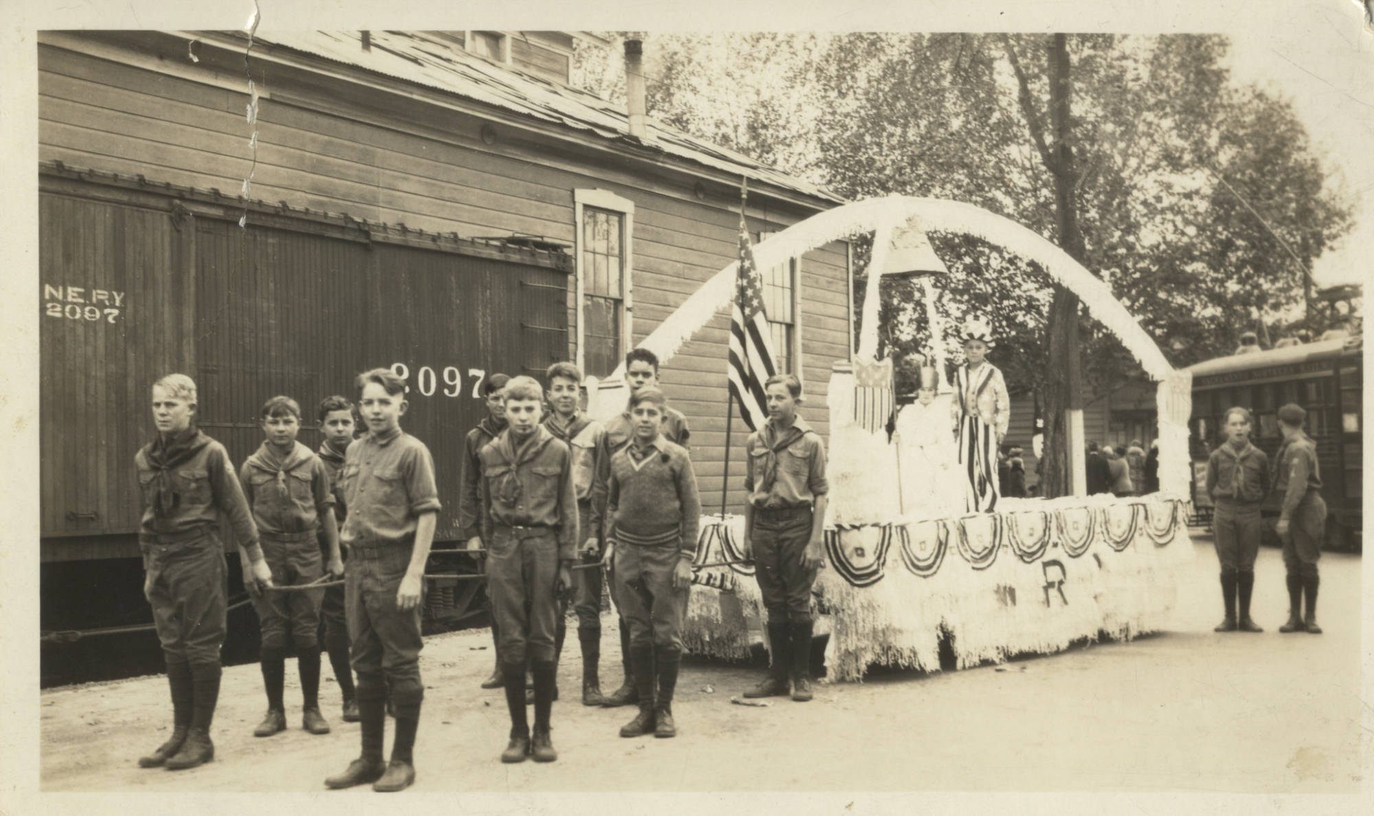 Gold - 🎉🇺🇸 Boy Scouts with Parade Float, Chico, 1925 Boy Scouts pose ...