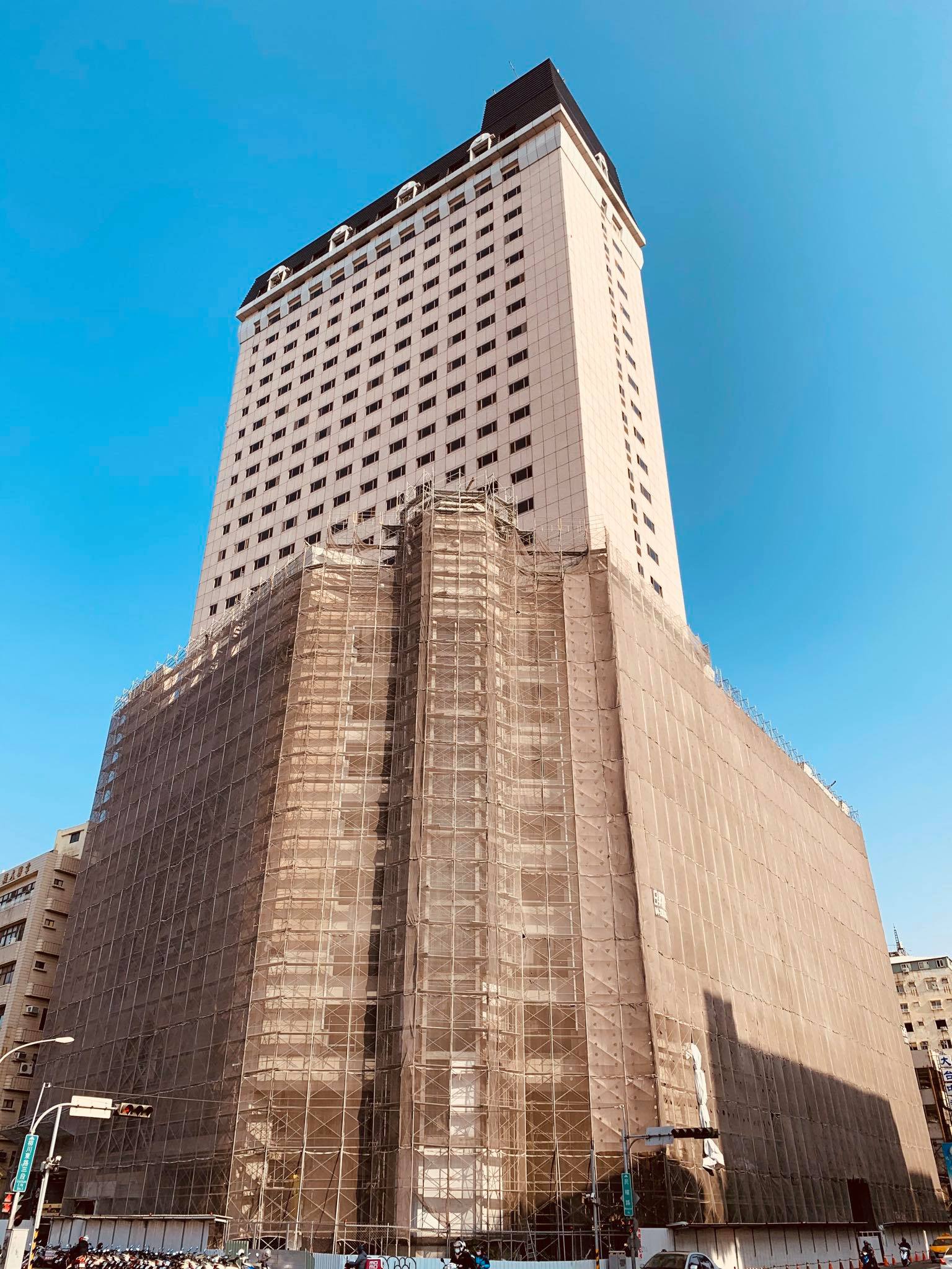 台中城taichung 閒置多年的柳川大樓 將由台灣金聯與宜蘭長榮鳳凰酒店聯手合作 投資7億元改建為柳川鳳凰酒店 Facebook