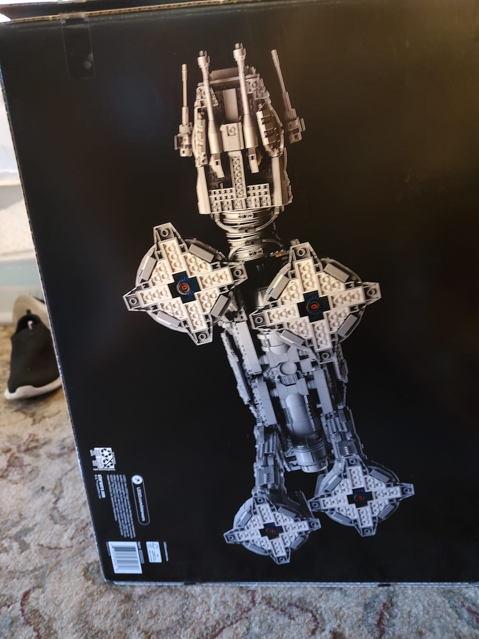 Cool added touch on LEGO 75313 set box