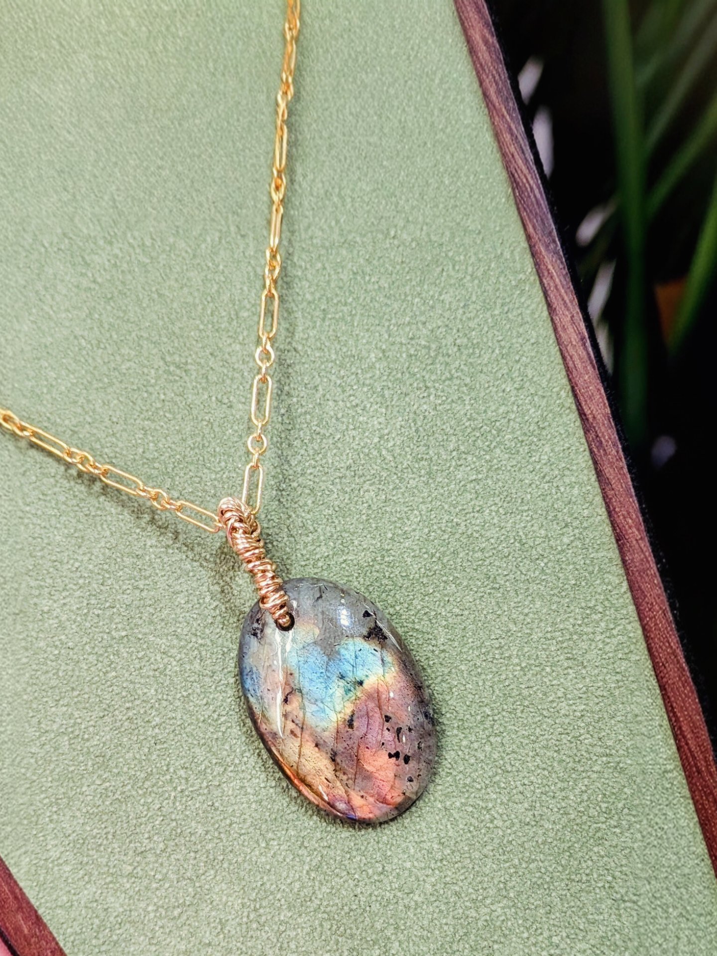 Let the gems do the talking.✨ This luscious labradorite layers 