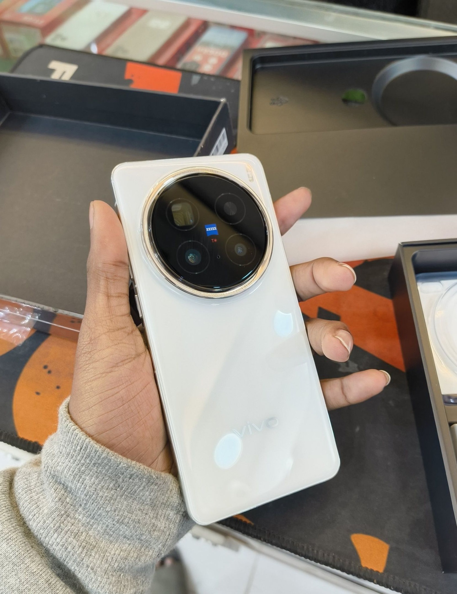 EXCHANGE With only i phone! Model: Vivo x200 pro 12/256 With full 