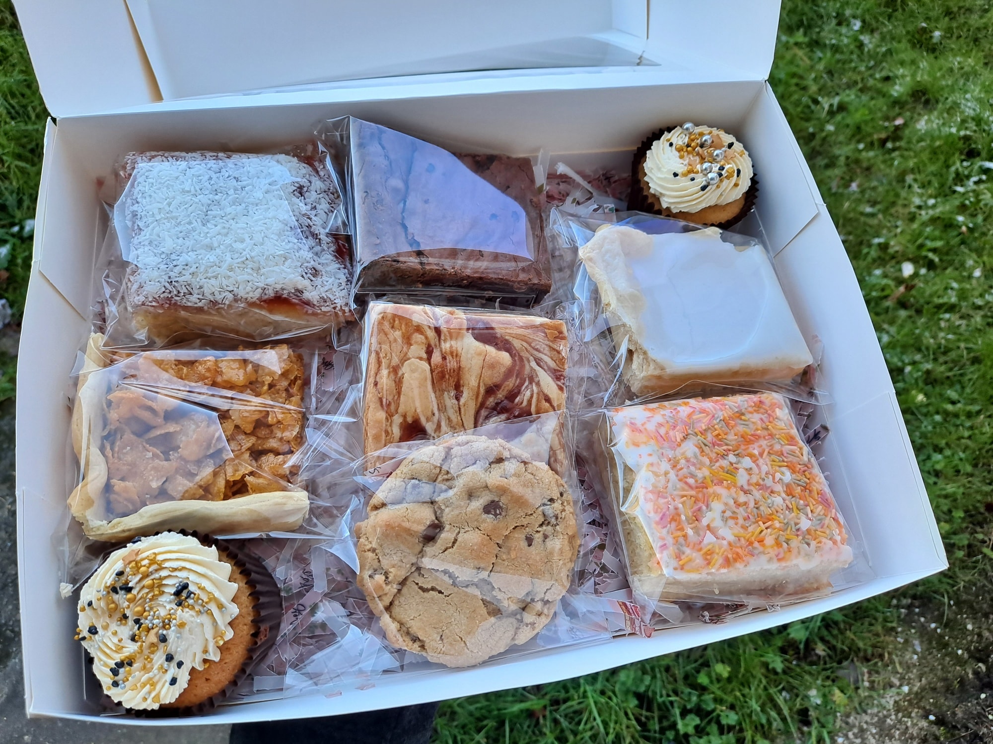 Sparkle & bake - 🧁 treat box raffle 🧁 Who would like to...