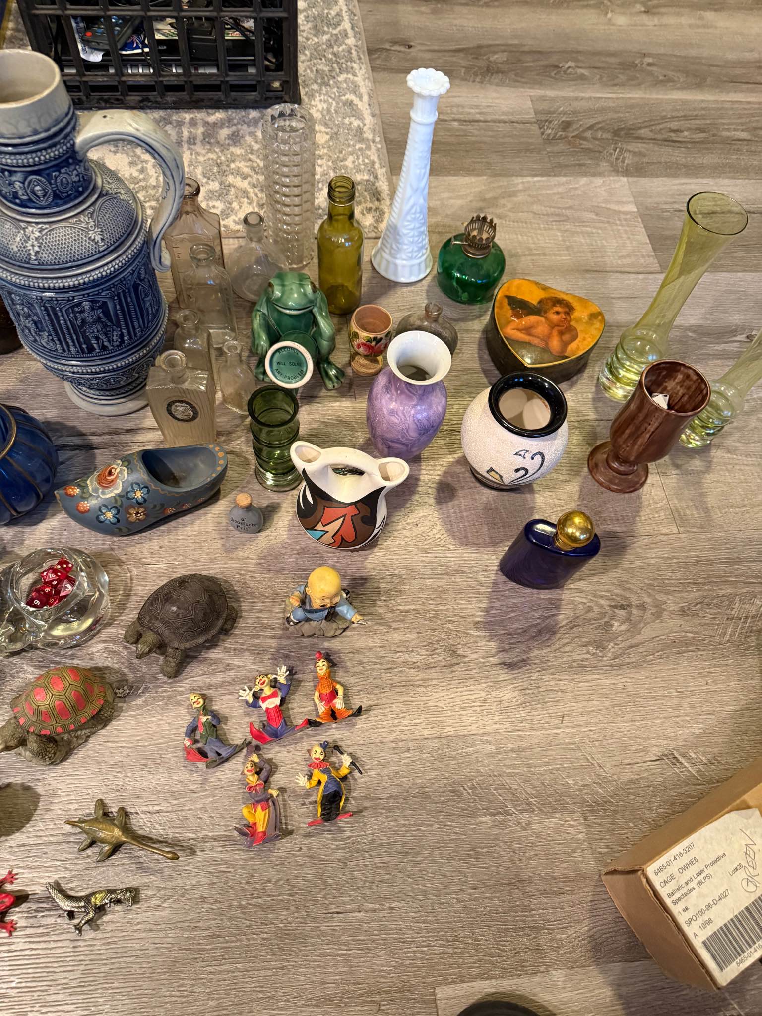 Vintage and cool stuff. Some rare items too. More pics upon request ...