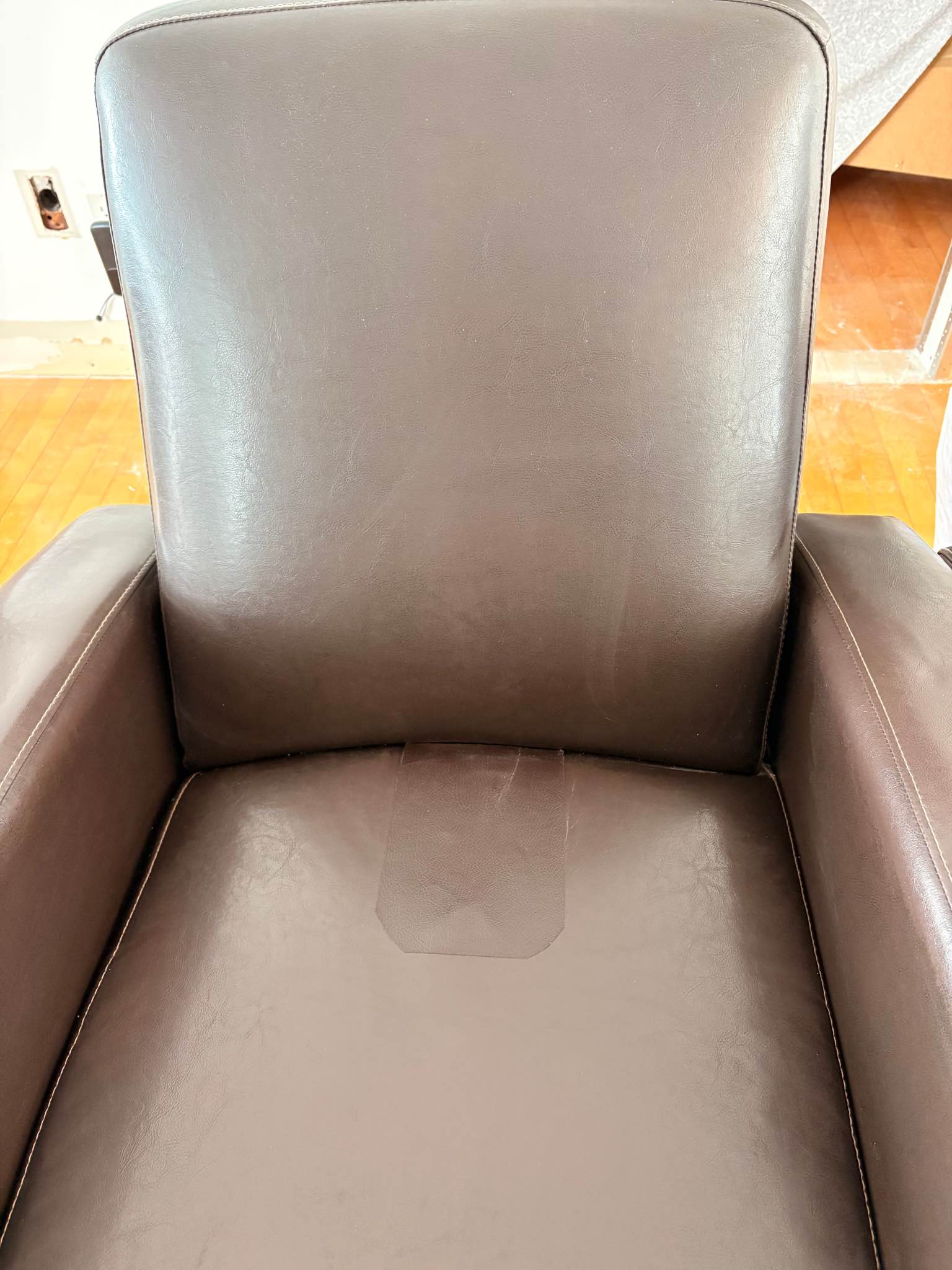 Deux fauteuils en cuir bruns - Living Room Chairs - Saint-Roch-de ...