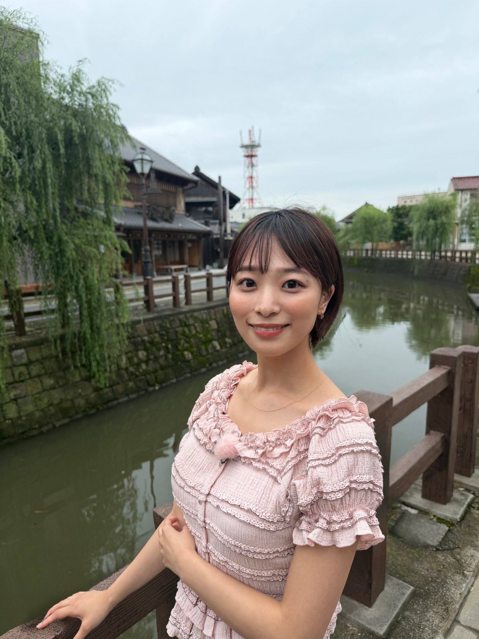 杉浦友紀(NHKアナウンサー)。 父親の仕事の関係で1歳半から5歳迄 