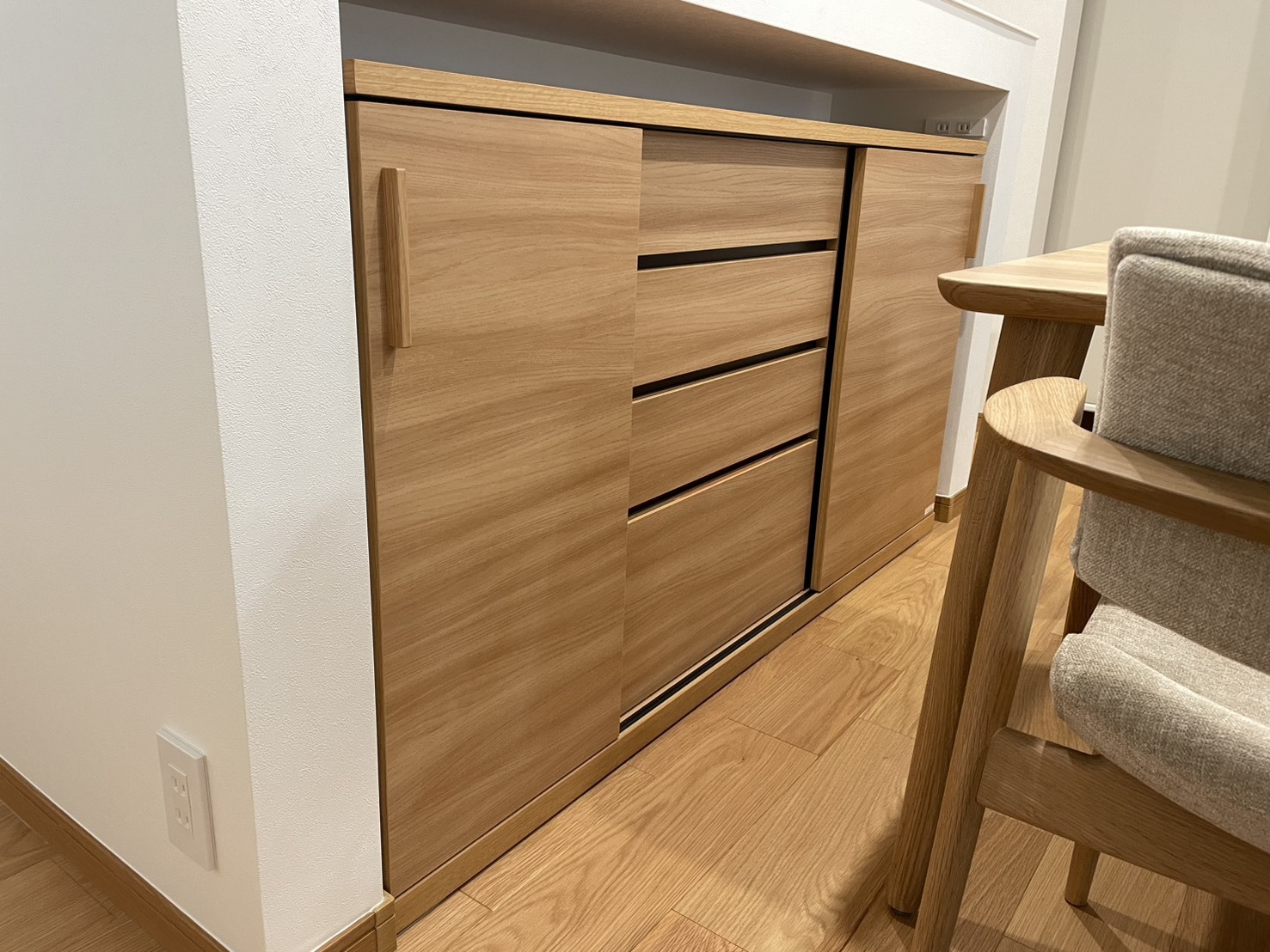 kitokiのdesk cabinet DK06が入荷してきました。 天然木無垢材の質感を